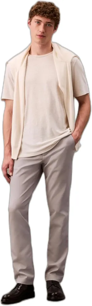 Calvin Klein Men's Modern Stretch Wrinkle Resistant Chino Pants in Slim Fit