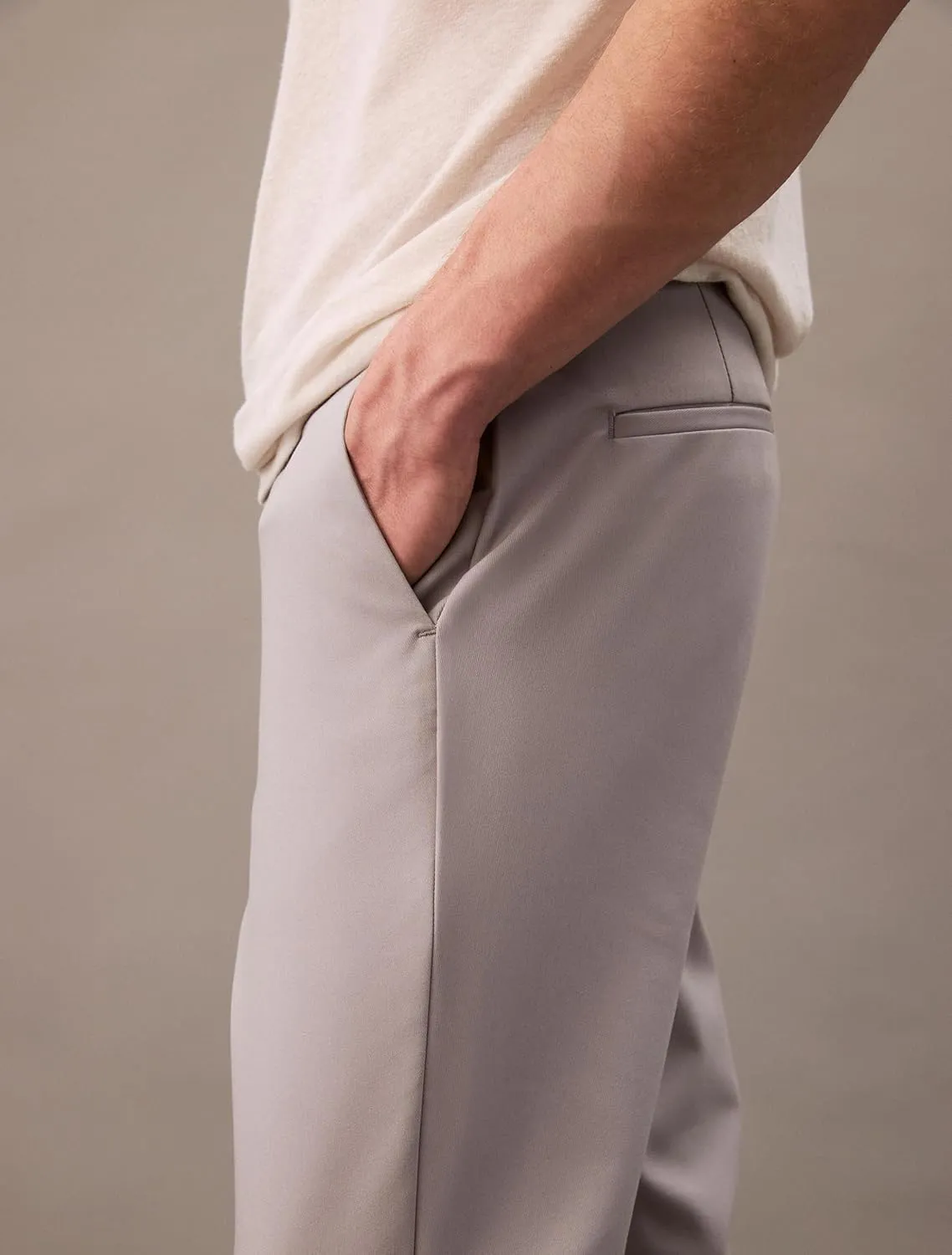 Calvin Klein Men's Modern Stretch Wrinkle Resistant Chino Pants in Slim Fit