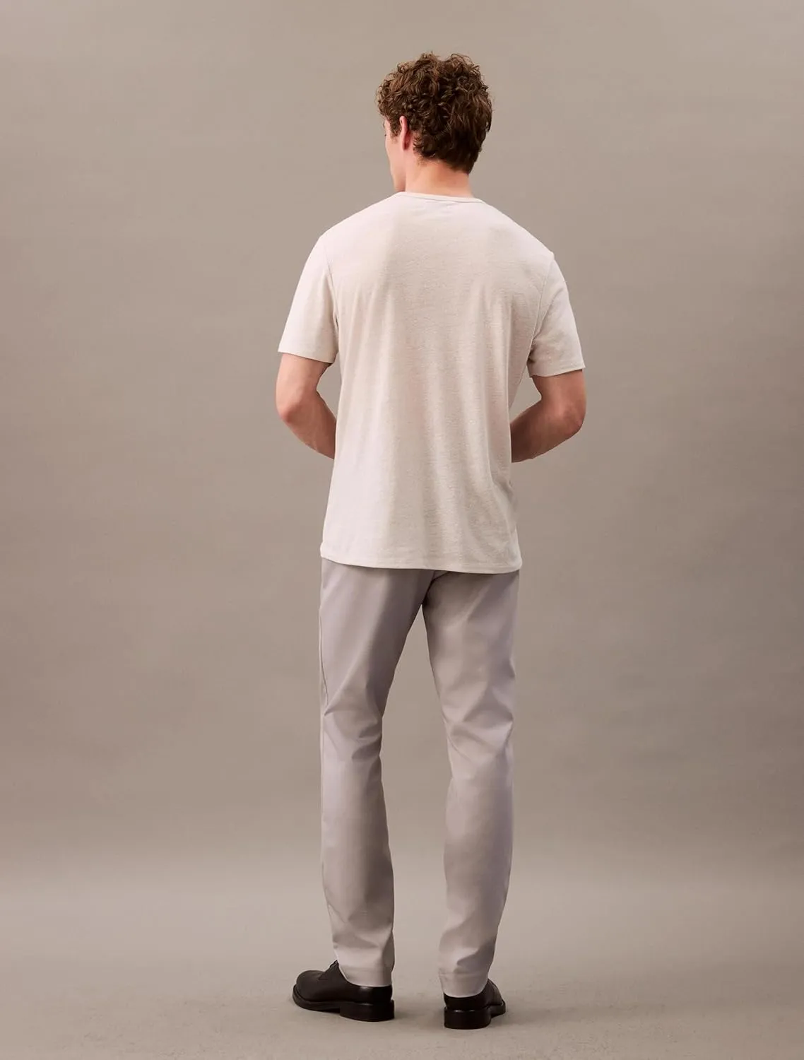 Calvin Klein Men's Modern Stretch Wrinkle Resistant Chino Pants in Slim Fit