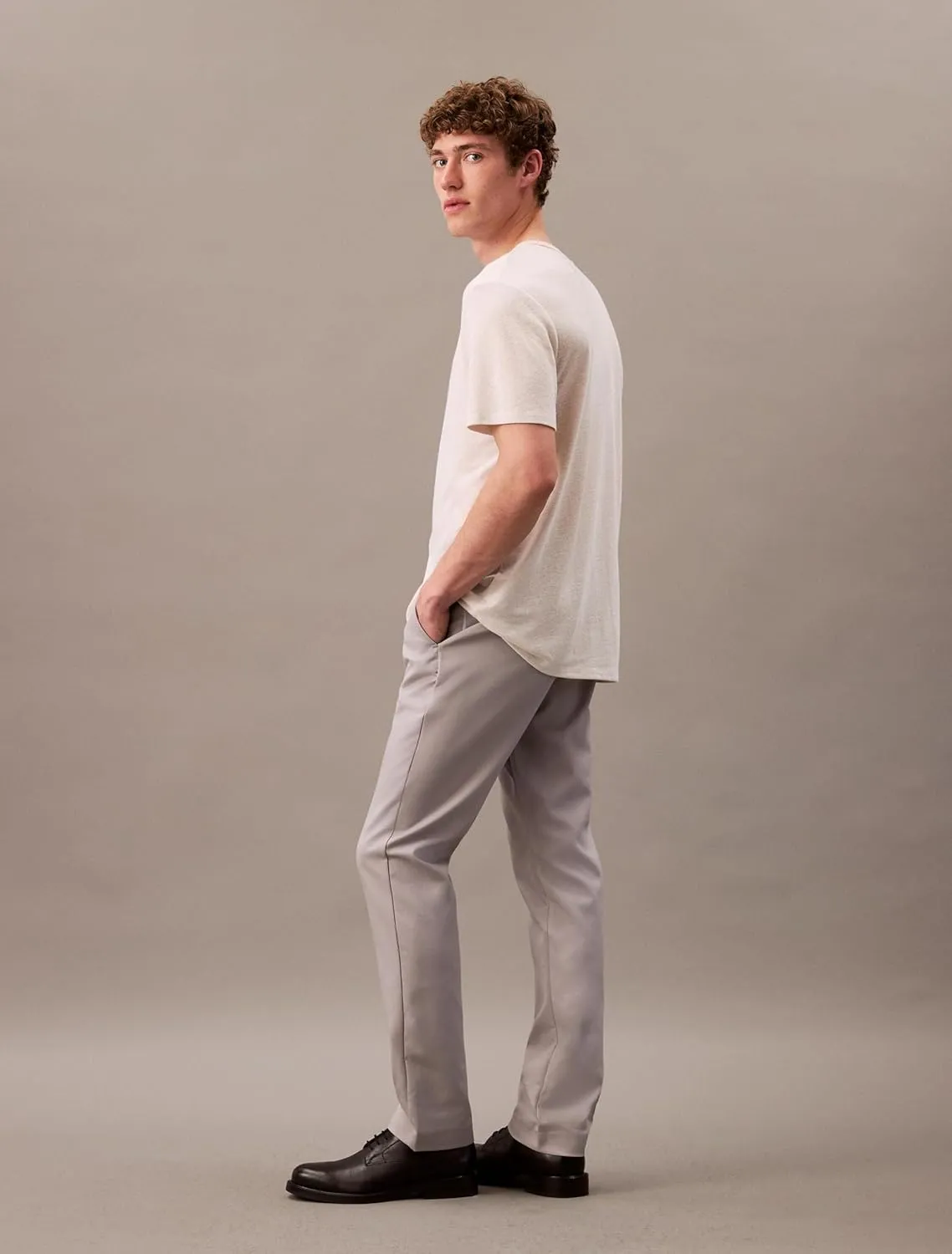 Calvin Klein Men's Modern Stretch Wrinkle Resistant Chino Pants in Slim Fit
