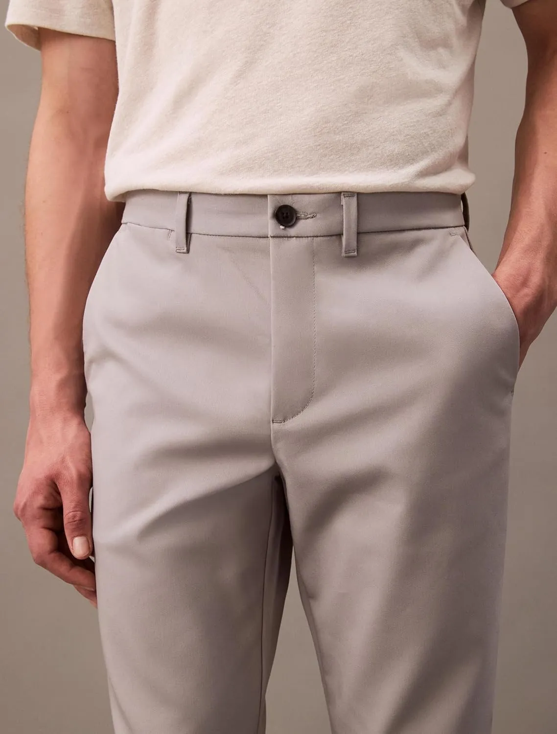 Calvin Klein Men's Modern Stretch Wrinkle Resistant Chino Pants in Slim Fit